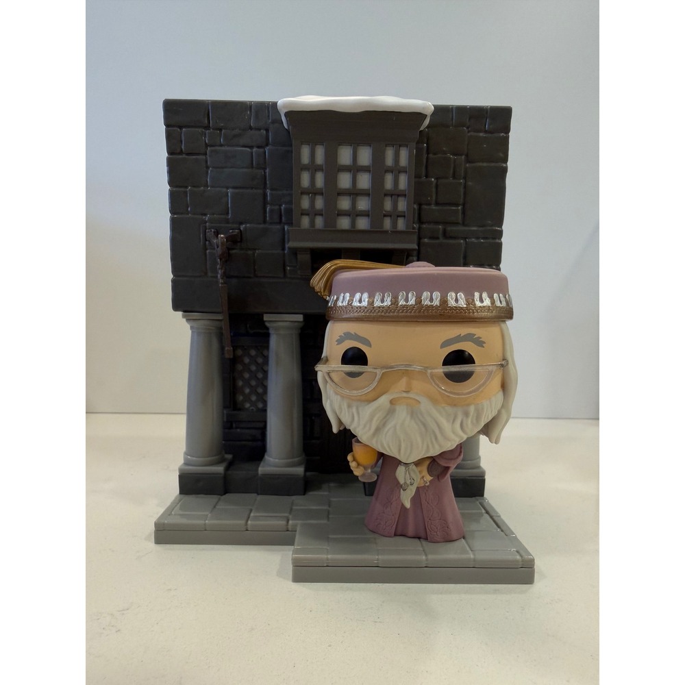 Funko Pop! Harry Potter Deluxe Albus Dumbledore with Hog's Head Inn